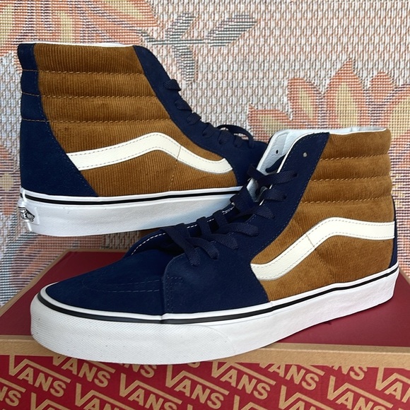 Vans WMNS Sk8-Hi
Mini Cord Blue/Brown
VN0007NS0BO
Sneakers 

CORDUROY - Picture 10 of 16